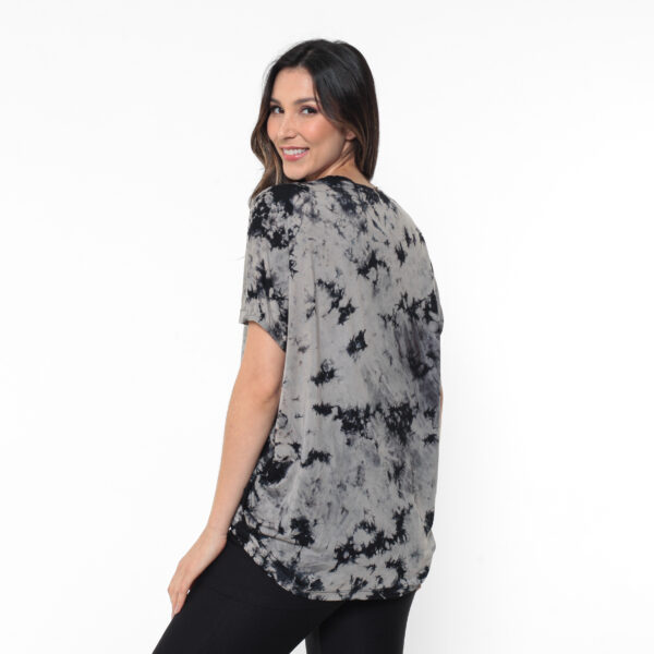 Blusa Feminina Estampada Tie Dye Com Mangas Curtas - Preto - Imagem 5
