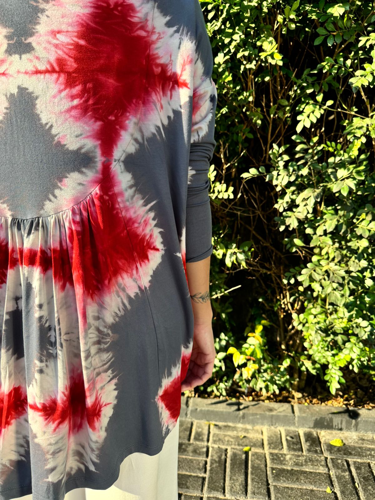 WhatsApp Image 2024-07-18 at 16.16.13 (1) Blusa em Malha Estampada Tie Dye - Chumbo - Imagem 3