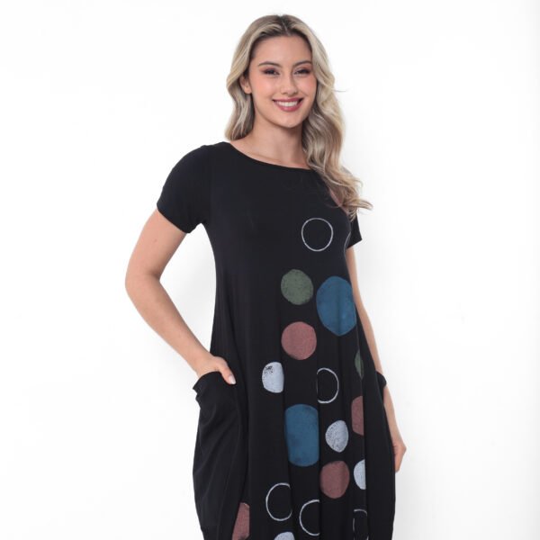 Vestido Estampado em Malha Manga Curta Com Bolsos - Preto - Imagem 2
