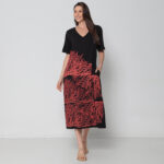 Vestido Em Malha Estampado Mangas Curtas Com Bolsos E Decote V - Preto - Imagem 4