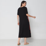 Vestido Em Malha Estampado Mangas Curtas Com Bolsos E Decote V - Preto - Imagem 5