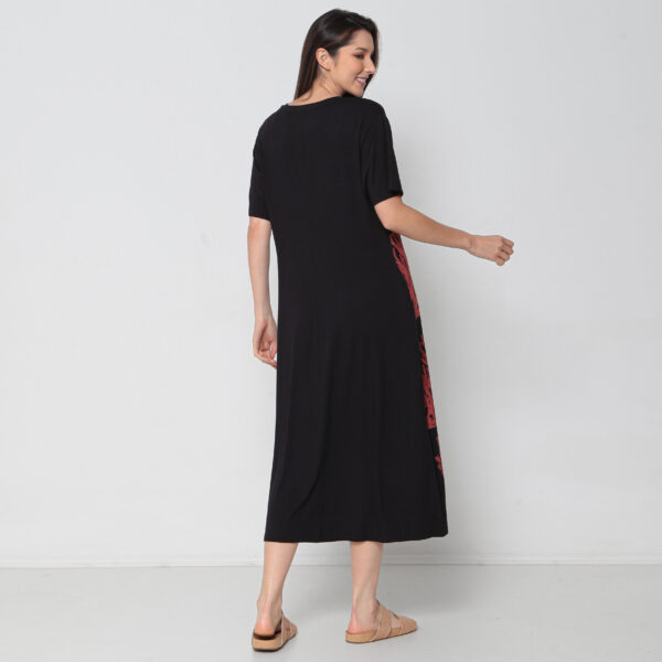 Vestido Em Malha Estampado Mangas Curtas Com Bolsos E Decote V - Preto - Imagem 5