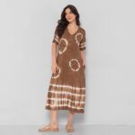 Vestido Em Malha Estampado Decote V Com Bolsos - Marrom - Imagem 4