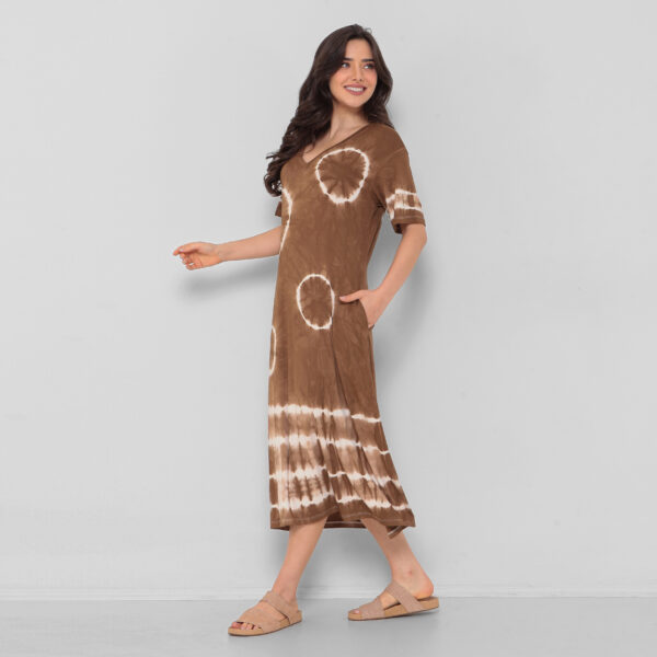 Vestido Em Malha Estampado Decote V Com Bolsos - Marrom - Imagem 3