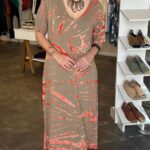 Vestido Em Malha Estampado De Mangas Curtas Com Bolsos E Decote V - Caqui