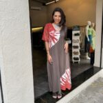 Vestido Em Malha Estampado Decote V Com Bolsos E Mangas Curtas - Bicolor