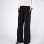 Calça Feminina Com Bolsos Nas Laterais