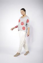 Blusa Feminina Estampada Com Decote Em V - Cinza - Imagem 3