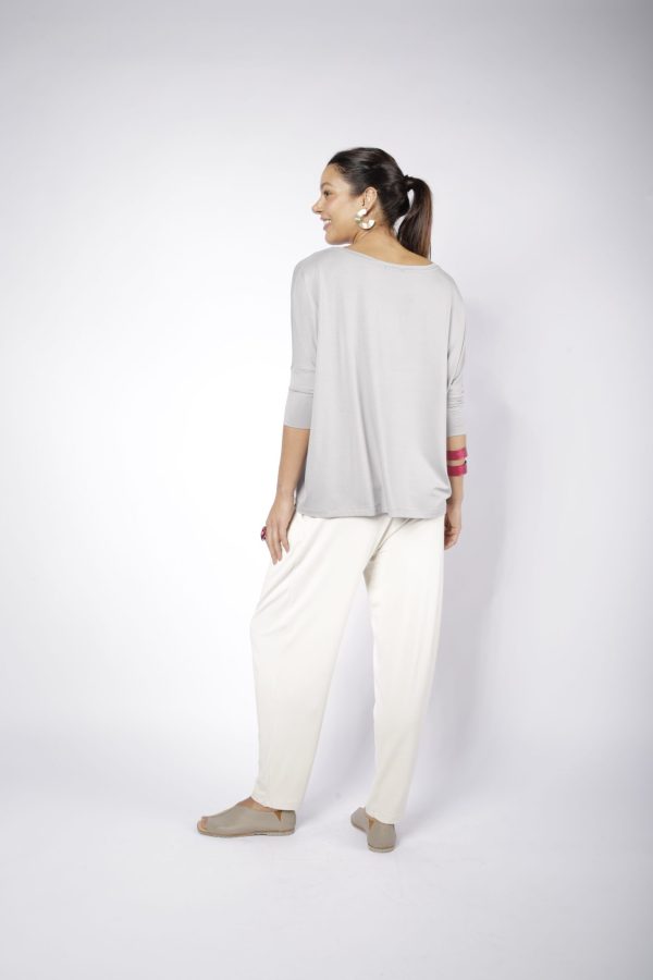 Blusa Feminina Estampada Com Decote Em V - Cinza - Imagem 4