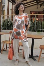 Blusa Feminina Estampada Em Malha Manga Curta - Bicolor - Imagem 3