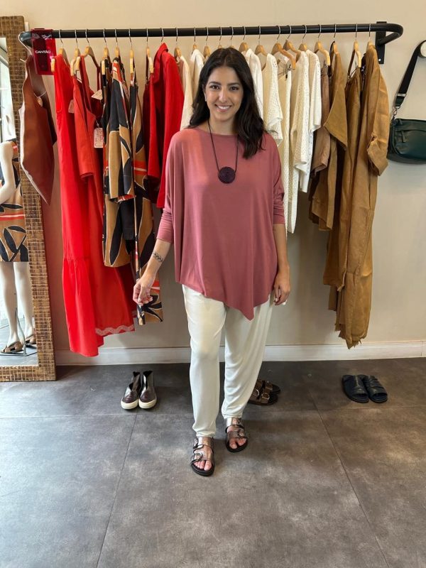 Blusa Feminina Em Malha Com Gola Canoa - Imagem 1